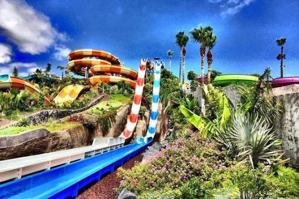 Vive un día inolvidable en Aqualand Costa Adeje, uno de los parques acuáticos más completos de Tenerife. Toboganes emocionantes, piscinas, zonas infantiles y el famoso espectáculo de delfines. ¡Compra tu entrada online y ahorra!