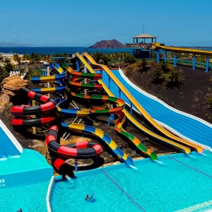 Acua Water Park es el único parque acuático de Fuerteventura. Con más de 14 atracciones, animación infantil y zonas de relax, ¡prepárate para un día refrescante en familia! Aprovecha tu descuento de residente y compra tu entrada online.