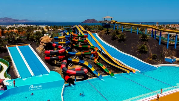 Acua Water Park es el único parque acuático de Fuerteventura. Con más de 14 atracciones, animación infantil y zonas de relax, ¡prepárate para un día refrescante en familia! Aprovecha tu descuento de residente y compra tu entrada online.